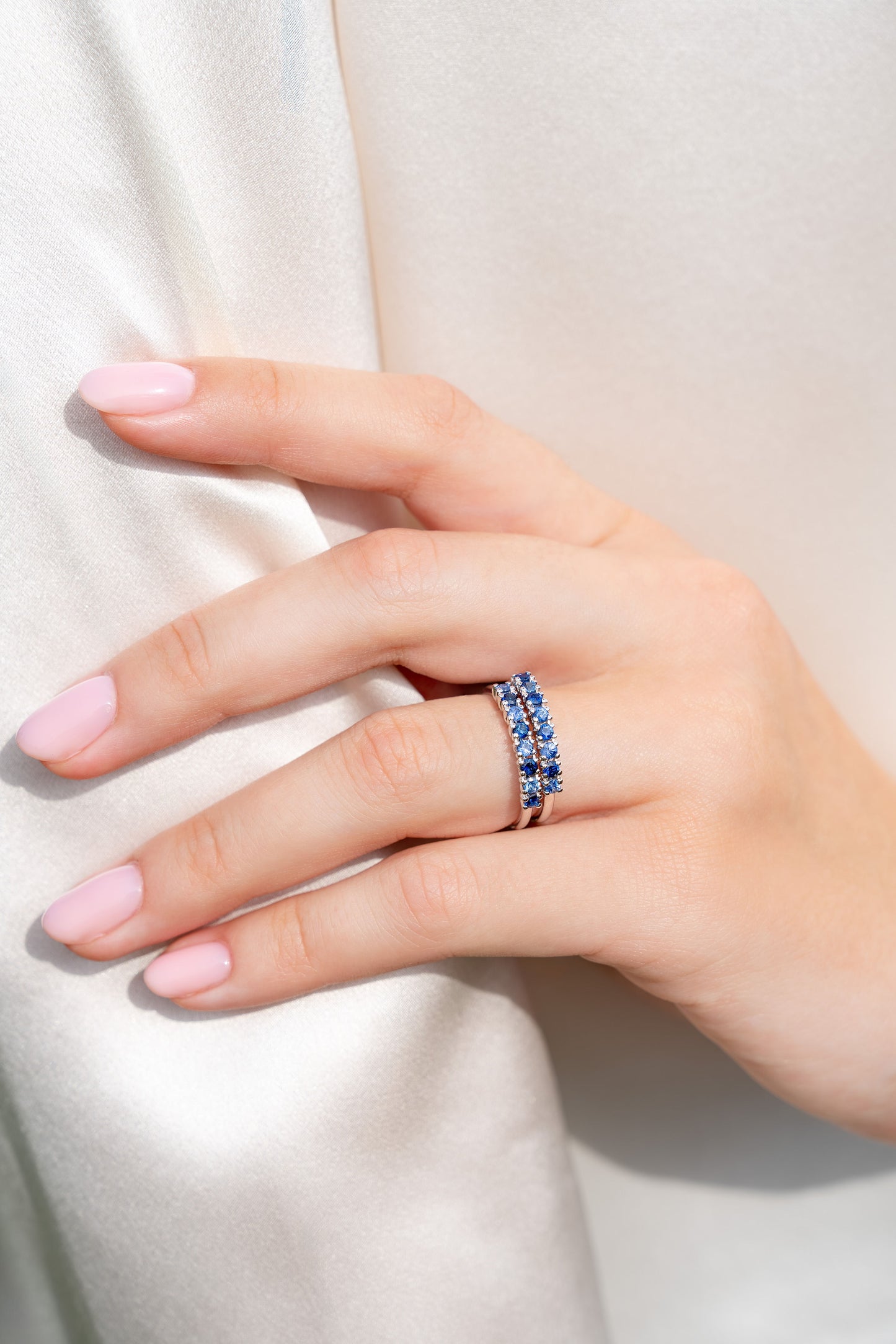 Karališkųjų mėlynų safyrų juostelės žiedas