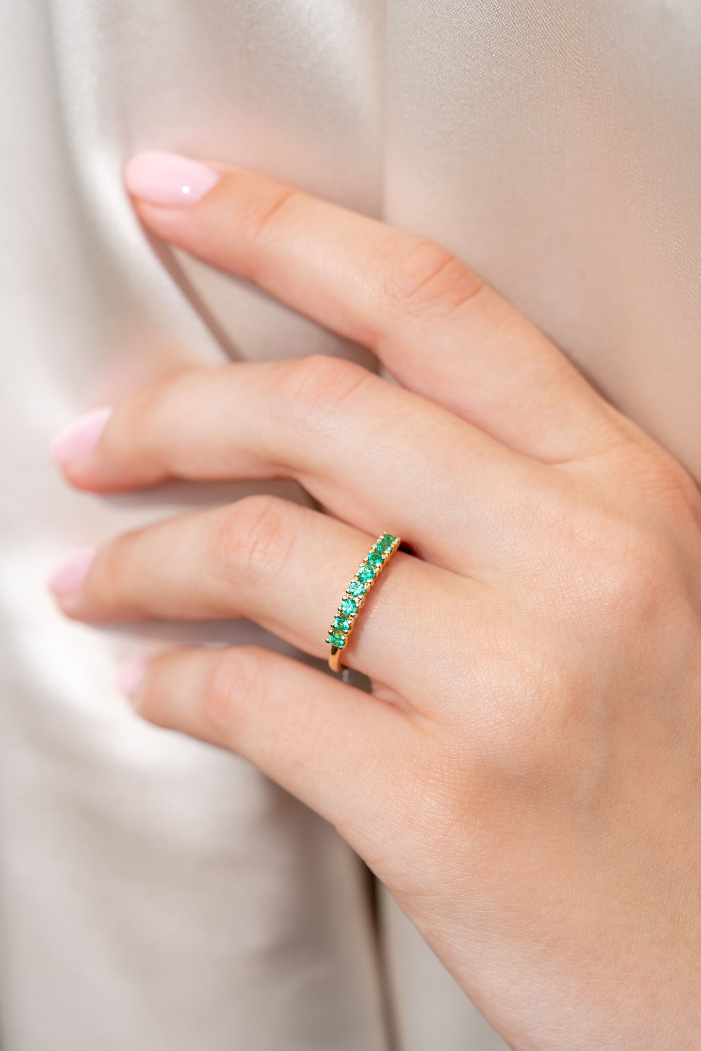 Smaragdų juostelės žiedas