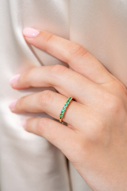 Smaragdų juostelės žiedas